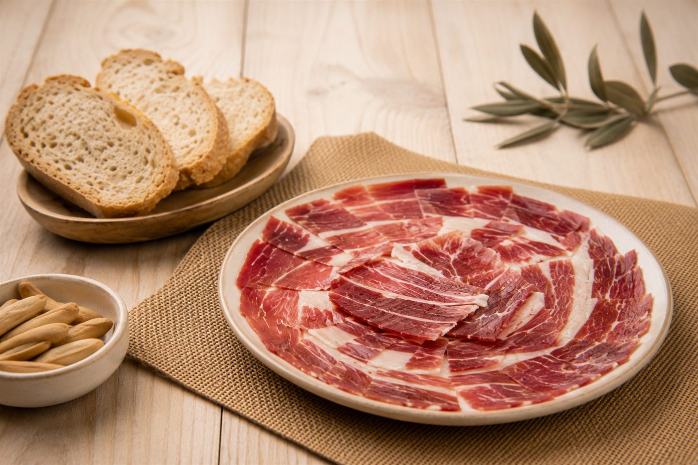 Jamón y paleta ibérico cebo de campo en el mostrador